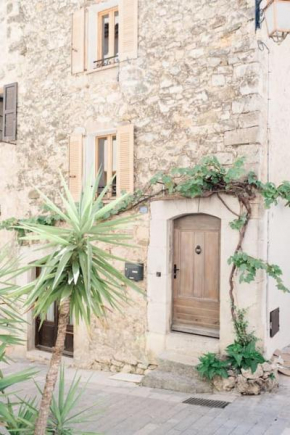 Entire townhouse in the heart of the village